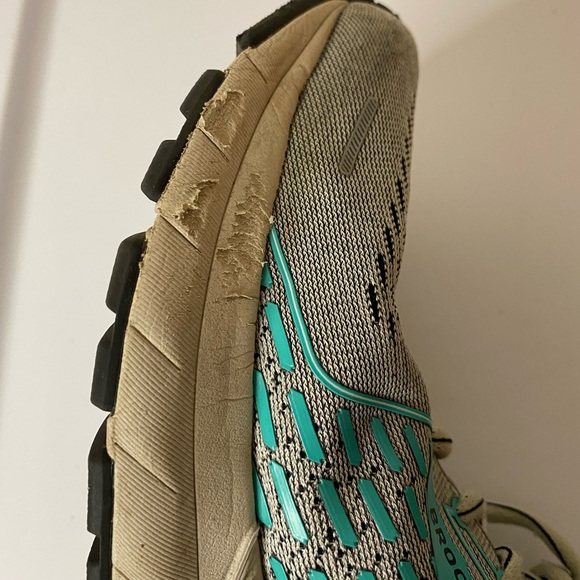 Brooks Women’s Adrenaline GTS 21 Sneaker in Grey/Teal Size 11 Width B - Picture 7 of 14